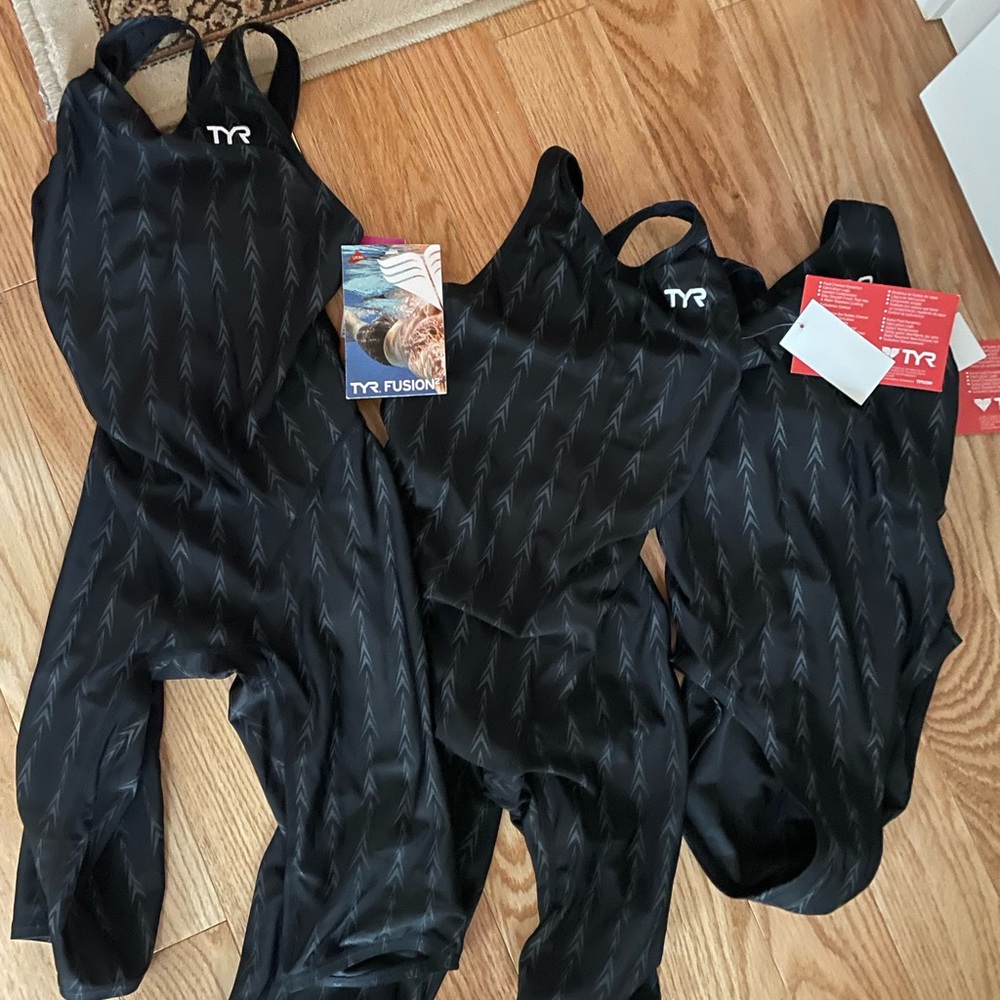 TYR FUSION 2 suits / kneeskins